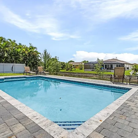 Heated Pool & Kayaks For Adventure - Waterfront Getaway - Roelens Vila